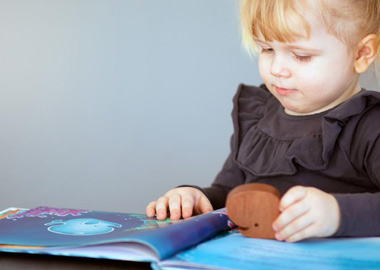 Pige læser i børnebog