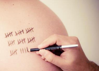 Gravid mave med nedtællings streger