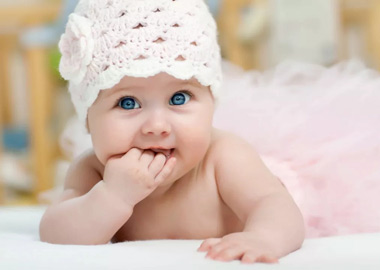 Baby med lyserød hue