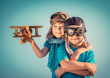 Drenge med legetøjsfly i træ