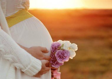 Gravid mave i solnedgang