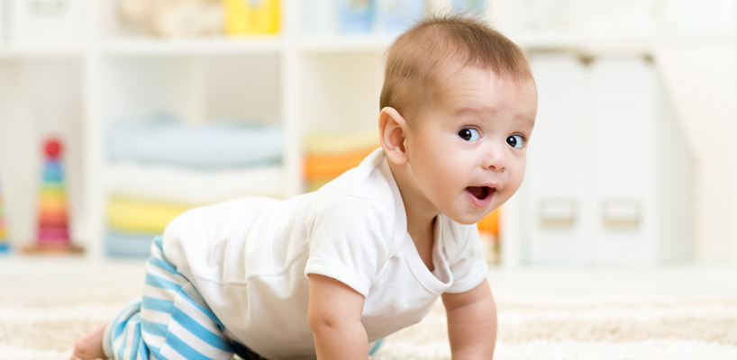 baby kravler på gulvet