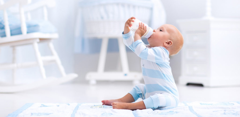 baby-drikker-fra-sutteflaske