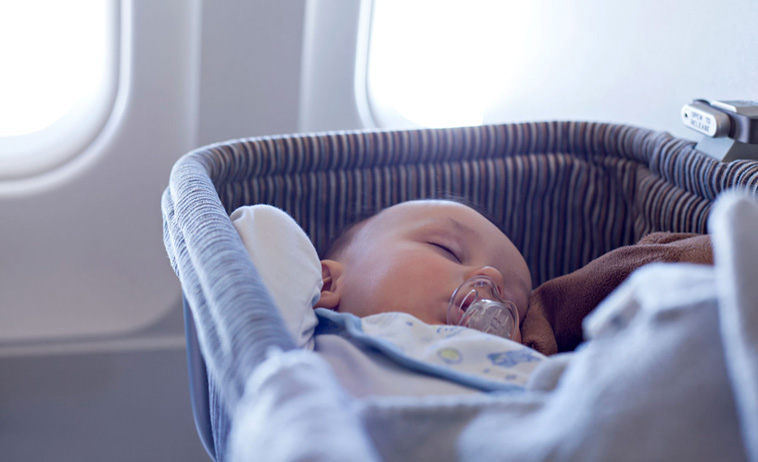 baby sover i vugge i fly