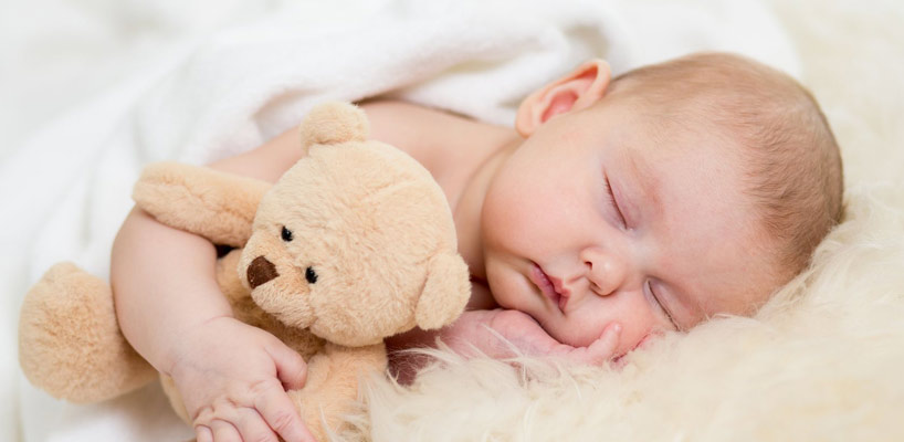 baby sover med bamse