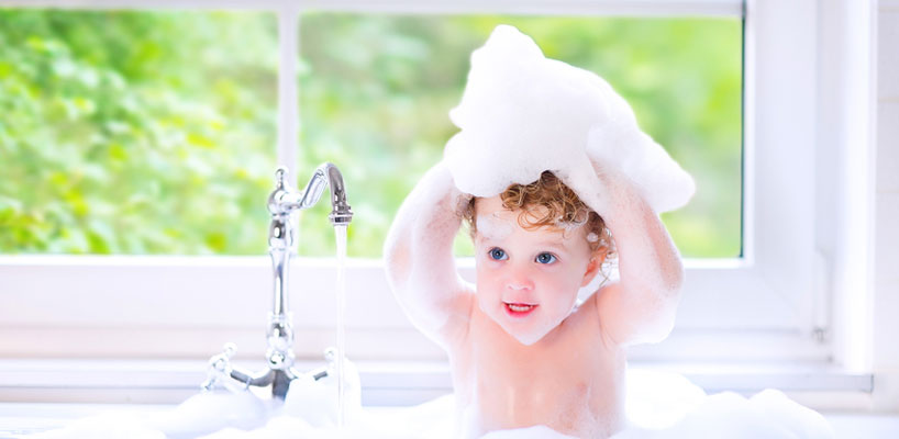 baby med shampoo skum i håret
