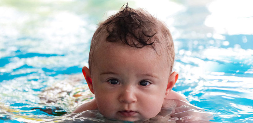 baby svømmer