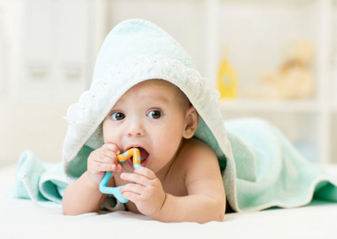 Baby med håndklæde og biderangle