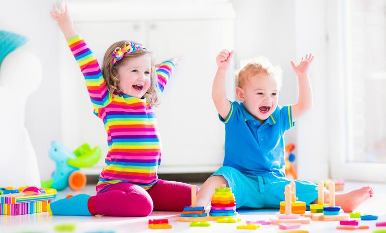 Børn deler legetøj