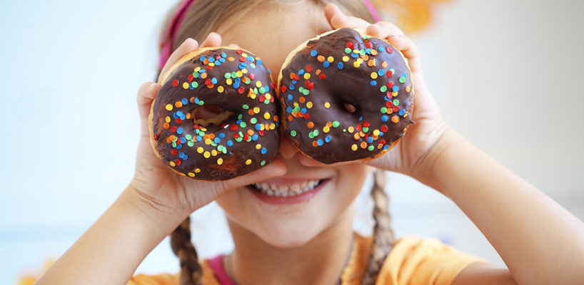 Pige med donuts