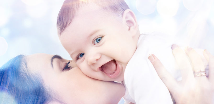 glad baby kysses af mor