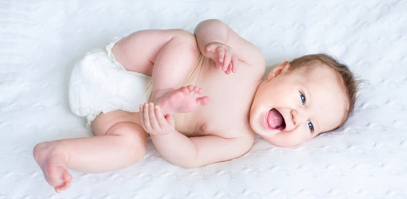 baby leger på ryggen