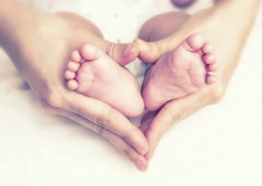 babyfødder og hænder