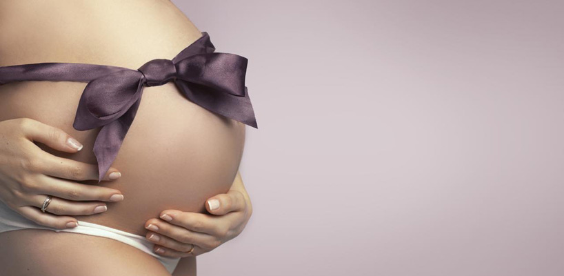gravid kvinde med sjøjre om maven