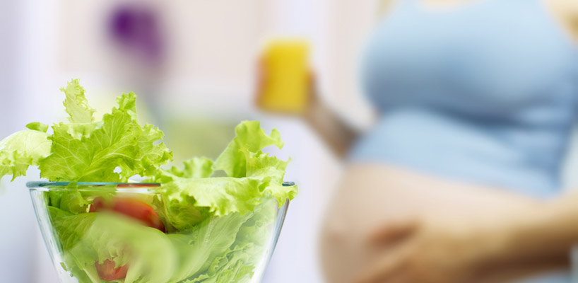 gravid kvinde og salat