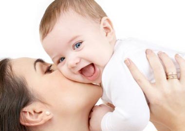 Mor kysser baby