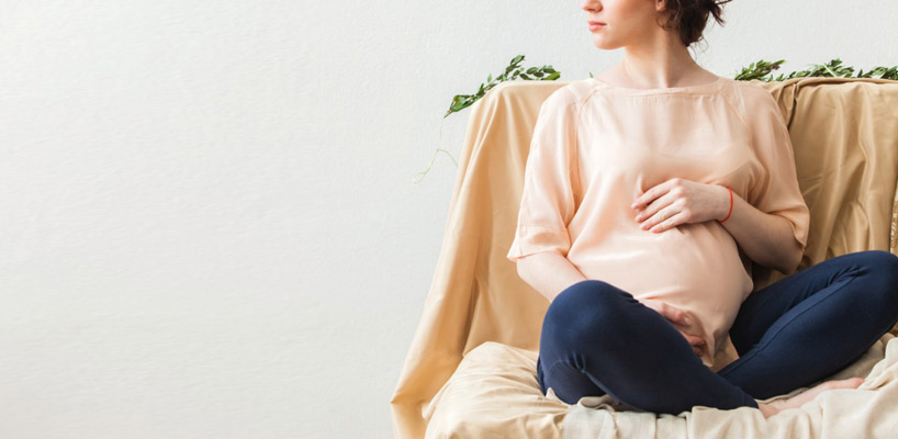 gravid kvinde i sofa
