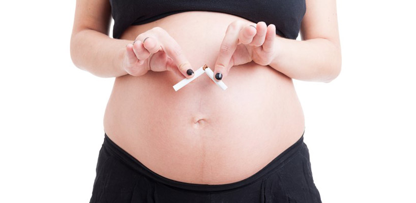 gravid kvinde knækker cigaret