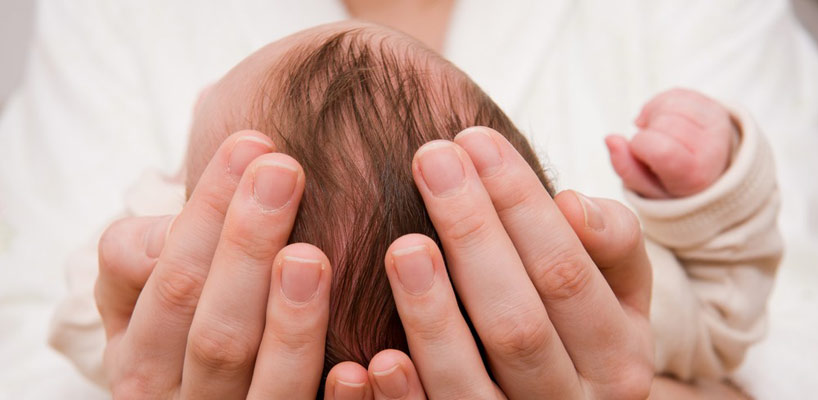 baby holdes i mors hænder