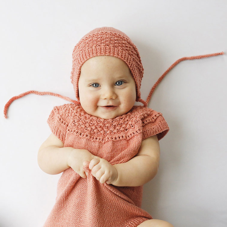 baby i strikket kjole