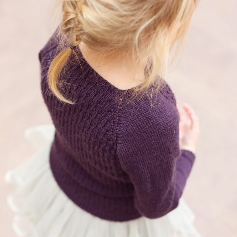 pige i strikket lilla bluse
