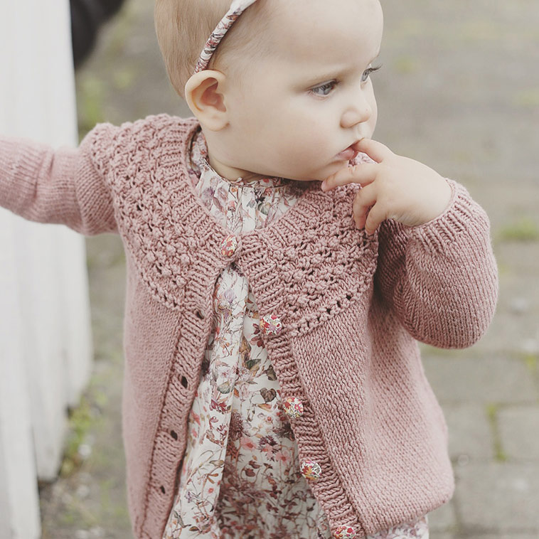 pige i strikket cardigan