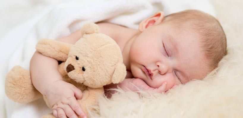 baby sover med tøjbamse