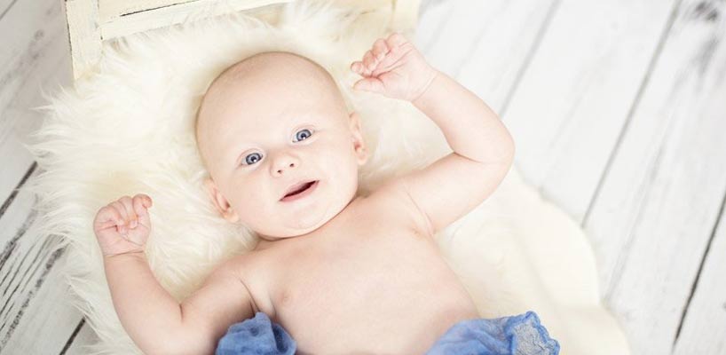 baby ligger på ryggen