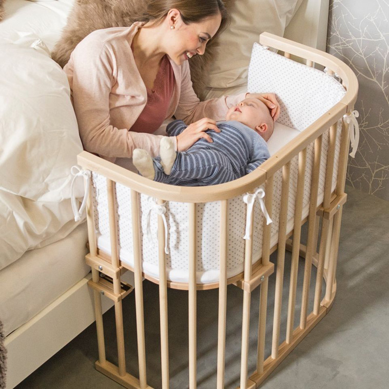 Tremmeseng med 3 sider så baby kan ligge helt tæt på jeres seng