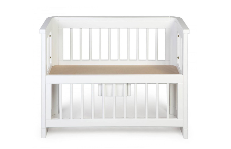 Bedside crib fra Troll. Den 4. side på sengen kan fældes ned