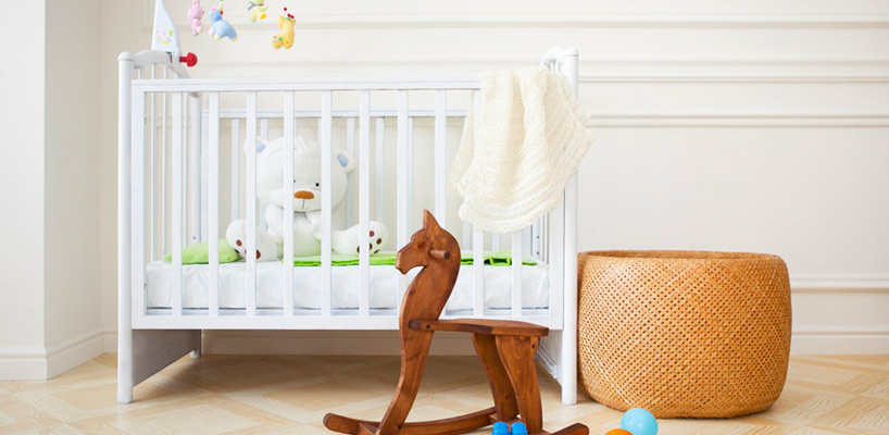 Hvid tremmeseng på babyværelse