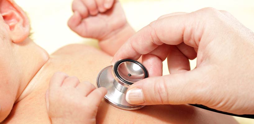 baby undersøges med stetoskop