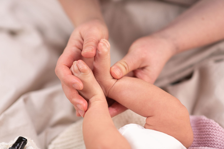 mor holder babys fødder