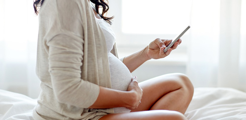 gravid kvinde med telefon
