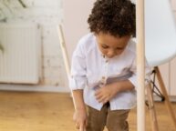 Giv dig selv en hjælpende hånd med disse rengøringsstrategier for småbørnsforældre