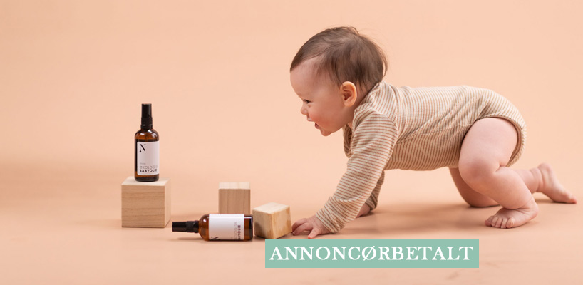 baby kigger på flasker med babyolie