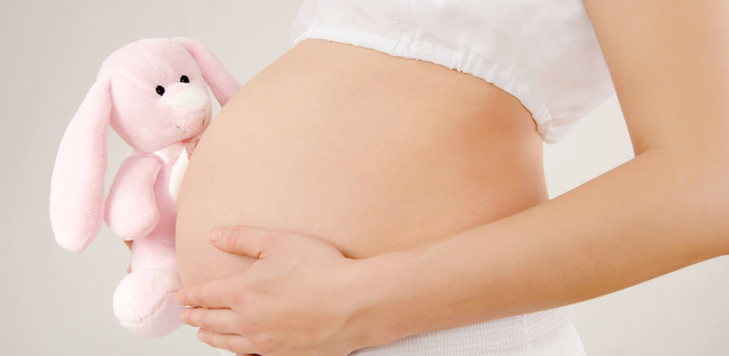 gravid kvinde med lyserød kanin