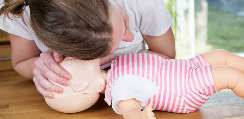 Træning af førstehjælp på dukke