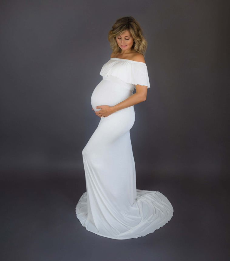 gravid kvinde i hvid kjole