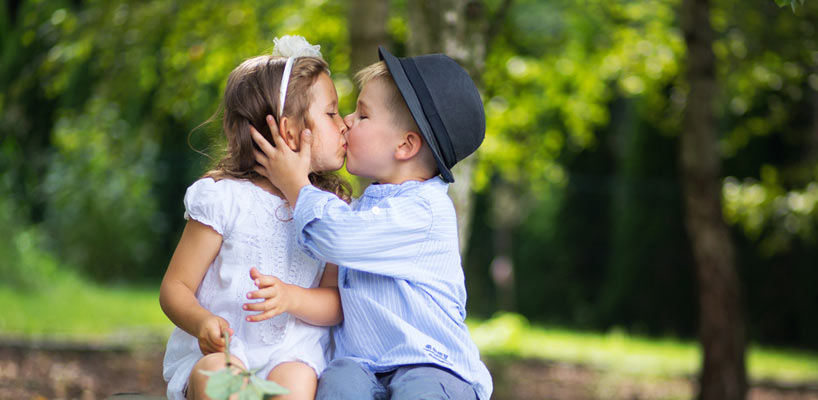 lille pige og dreng kysser