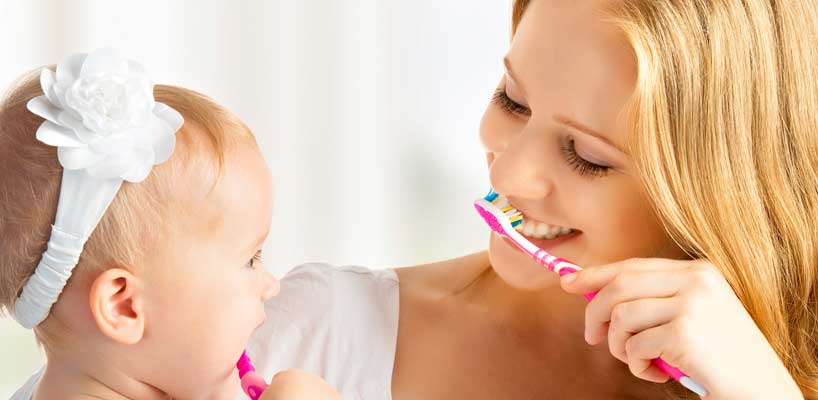baby og mor børster tænder