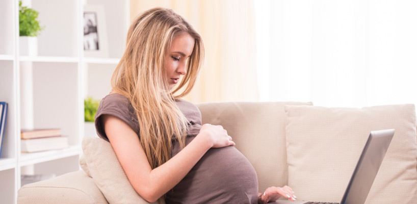 gravid kvinde i online terminsgruppe