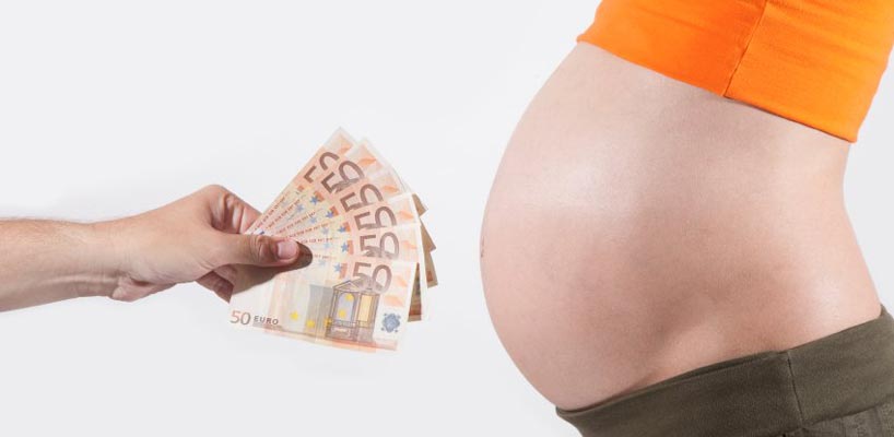 gravid kvinde og kontanter