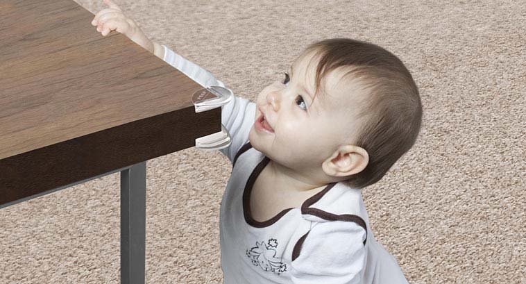 Baby tæt på hjørnet af et bord