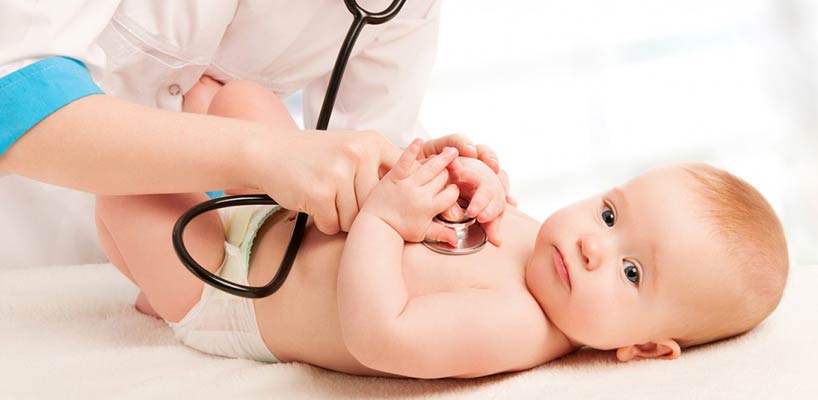 baby undersøges af sundhedsplejerske