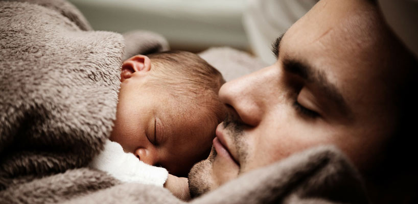 far og baby sover