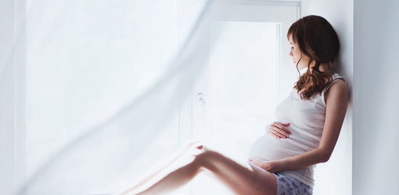 gravid kvinde i vindueskarm